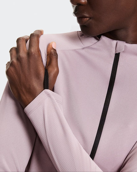 Warmth-locking thumb hole